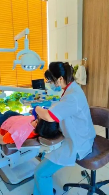 Dr. Arti Kumari at the dental chair
