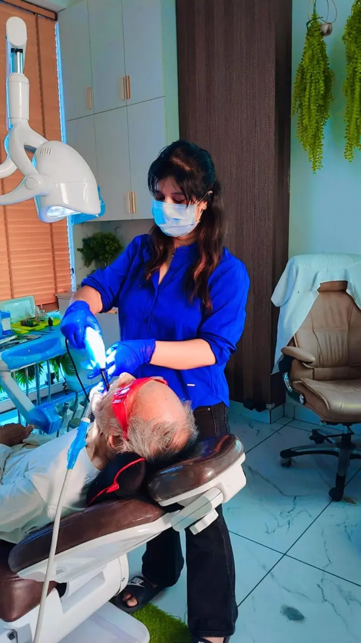 Dr. Arti Kumari treating an elderly patient